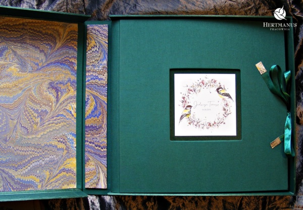 Album fotograficzny 35 x 35 cm, 60 str, szyty, z wyokrąglonym grzbietem, w pudełku szczękowym zdobionym papierem marmurkowym